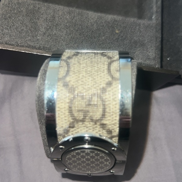 New Authentic Gucci bracelet watch! Twirls from watch to bracelet - Picture 8 of 12